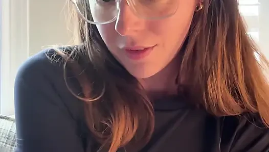 Cewek cantik berkaca mata ini ngasih tau caranya stroke yang enak!