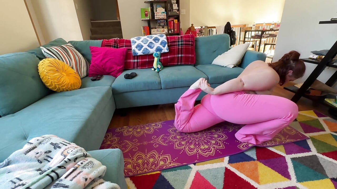 Bww MILF Kinky Katie Masturbates During Yoga - JOI