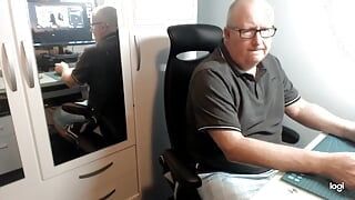 Sega sulla sedia in ufficio