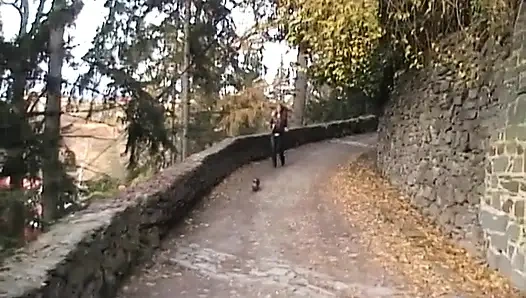 Cewek eropa yang manis nyepong kontol di luar ruangan sebelum ngentot di rumah