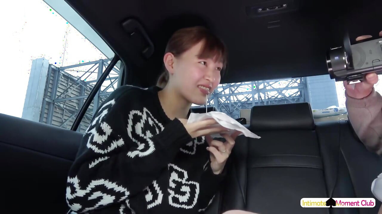Une grande femme suce une amie dans une voiture et se fait facefucker à l’intérieur