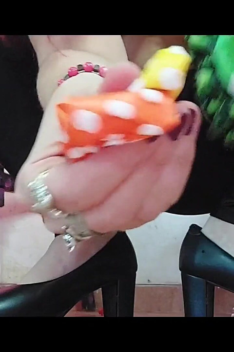 ShyyFxx rubs and pops balloons with her ass!