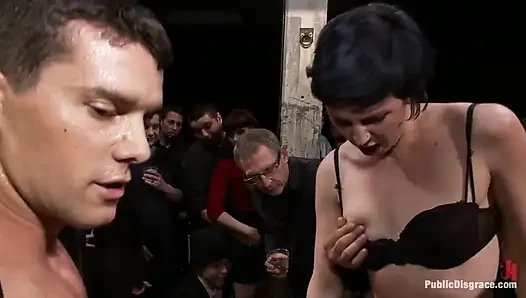 Esnek sarışın kalabalık için bağlanıyor ve sikiliyor