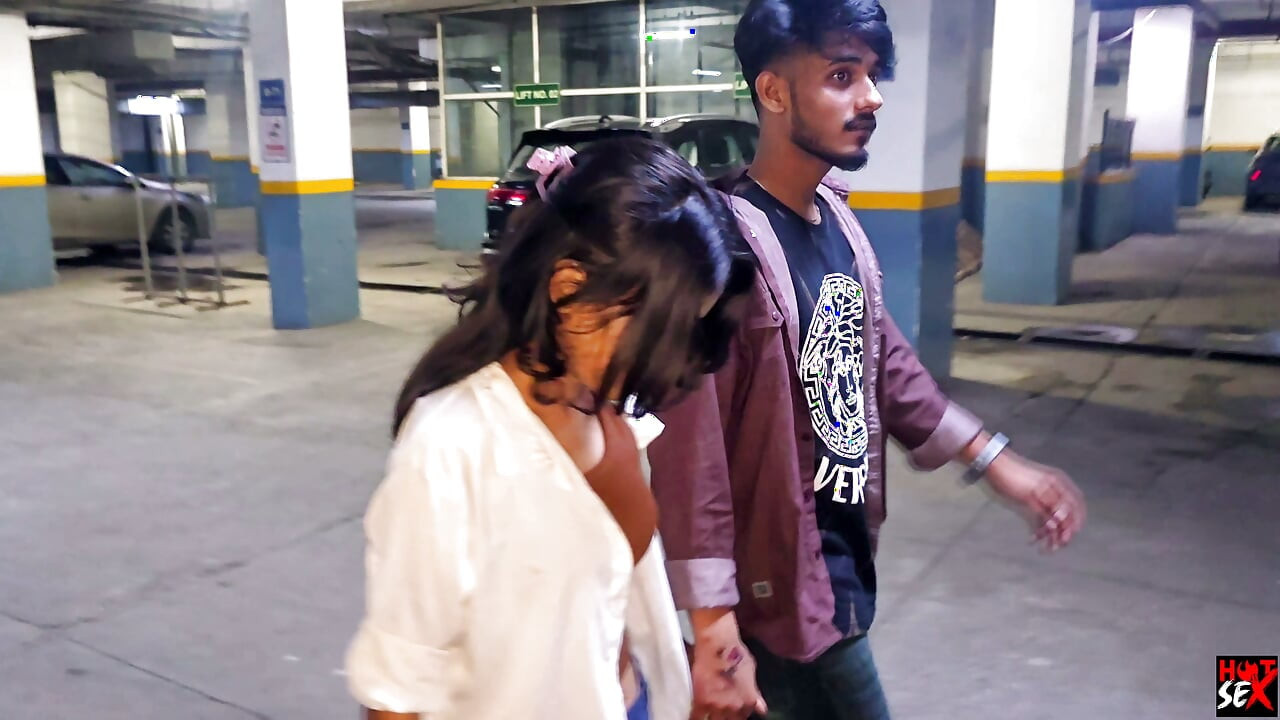 インドのDssiティーンのかわいい女の子が彼氏と激しいセックス動画