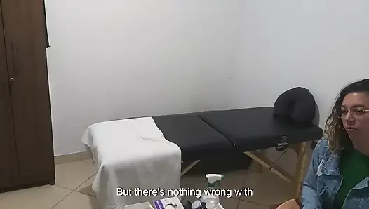 Gerçek doktor hastanın götünü ve göğüslerini muayene ediyor.