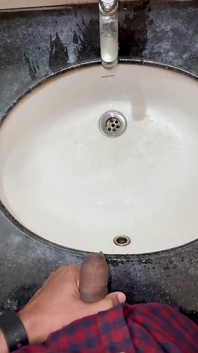 Cậu bé Ấn Độ nhấp nháy trong nhà vệ sinh và đi tiểu