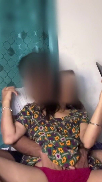 Ključni trenutak iz "Devojci trljaju pičku prstima i puše njegov kurac"