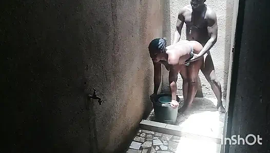 Die ehefrau meiner besten freundin rief mich in der dusche an, während sie ihre privaten teile wäscht. Ich konnte der Versuchung nicht widerstehen.