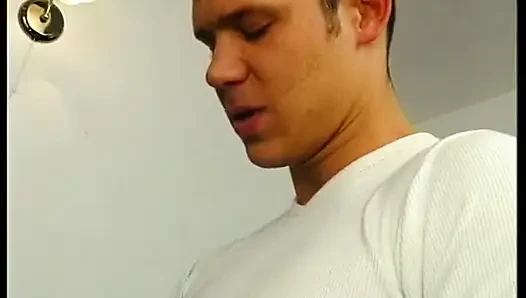 Seksi çoraplı çarpıcı esmer yarak emiyor ve sikiliyor