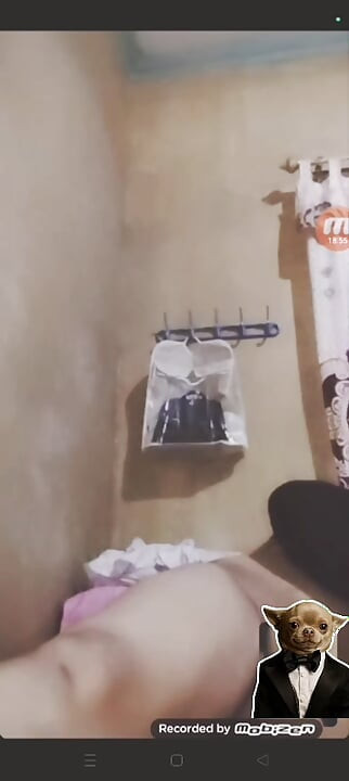 Ivvy masturbuje, dokud se nevystříká