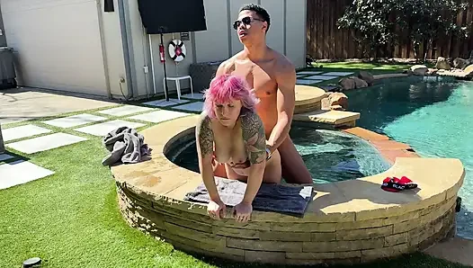 Alternatif orta yaşlı seksi kadın havuzda büyük zenci yarağı tarafından sikiliyor