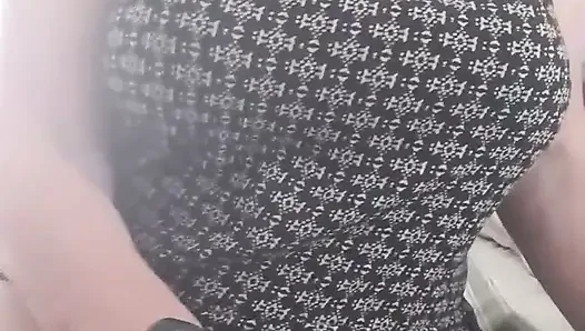 Fina, 70 tahun, bermain dengan dildo hitam. Terangsang sebagai Fuck. Cewek sange ini lagi asik ngentot gaya doggy sampai memeknya dientot habis-habisan - close up