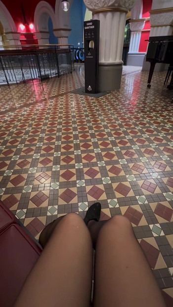 Azijski femboy u crnoj haljini u trgovačkom centru | Isječak 1