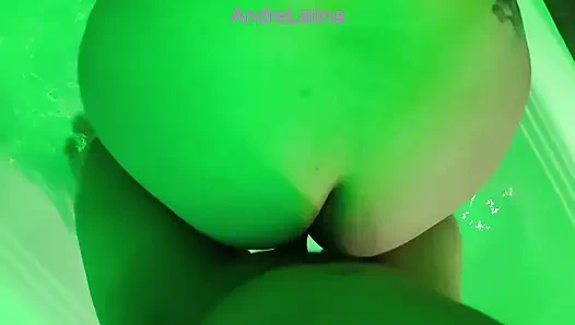 Латина с большой задницей умоляет о грубом члене, кульминацией