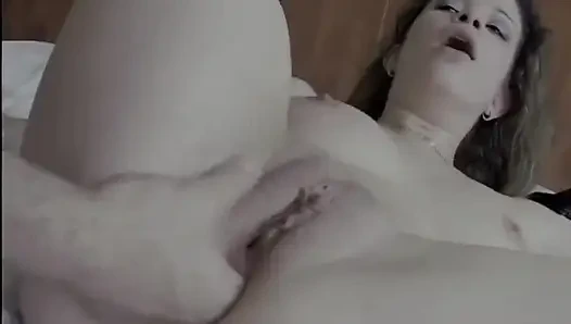 Analfisting und ein riesiger alter Schwanz im Arsch für diese junge Schlampe.