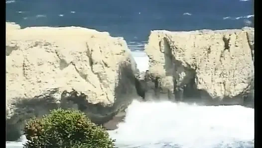 İki arkadaş İbiza'da tatilde ve ateşli piliçleri sikiyor.