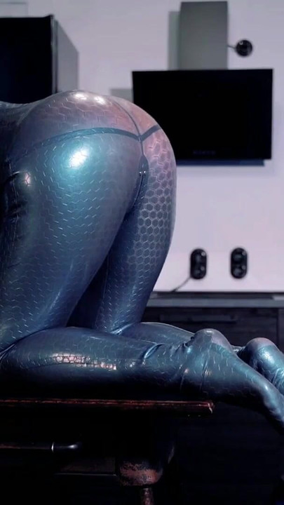 Detik ikonik dari video "Blue Latex Rubber Catsuit Femdom Pov percuma"