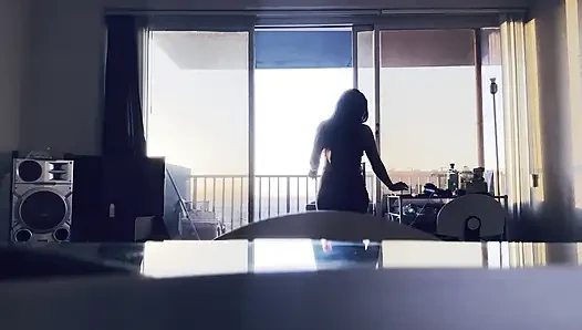 Meksikalı bir barbiie aşk şarkısını söylüyor