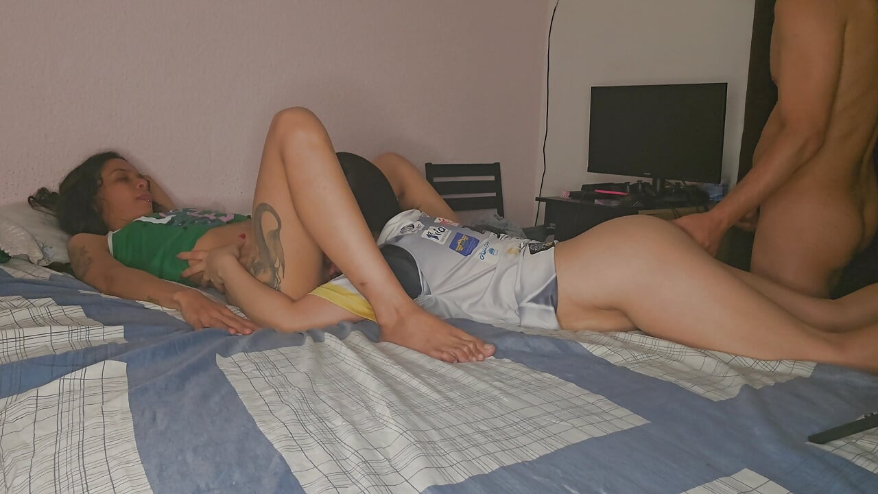 Un Mari Surprend Une Lesbienne En Train De Se Faire Baiser Par Sa Femme