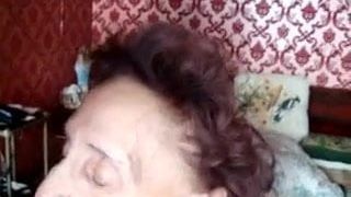 Muy vieja la abuela consigue Cum en boca