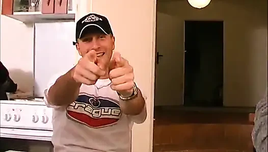 Seksi esmer hatun mutfakta büyük yarak emiyor... ağzına boşalma