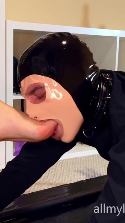 Mistress KinkyPeach fists her slave | Clip 1