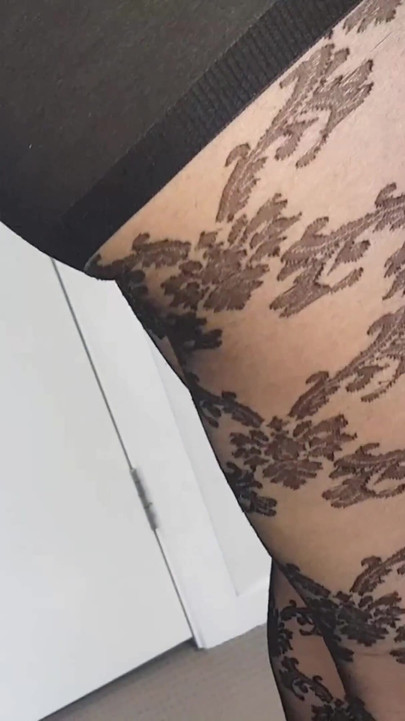 Dani โชว์ขาเซ็กซี่ในถุงน่องลาย