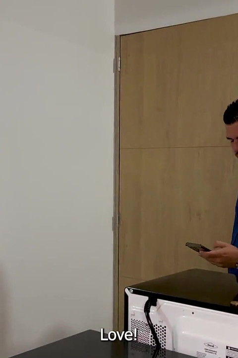 Kocam beni üvey kız kardeşimle aldatıyor ve amımı dölle doldurana kadar beni sert sikiyor!