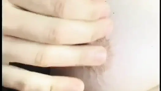 Винтажная волосатая девушка на улице, свободная духом