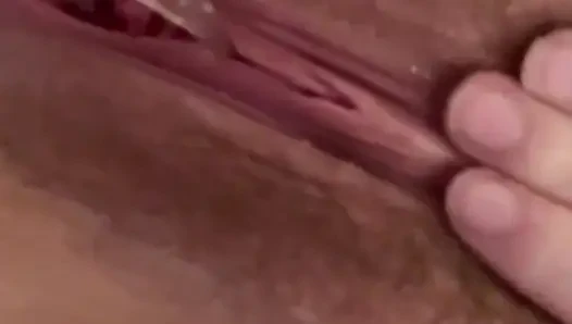 İşerken kıllı amımı parmaklıyorum