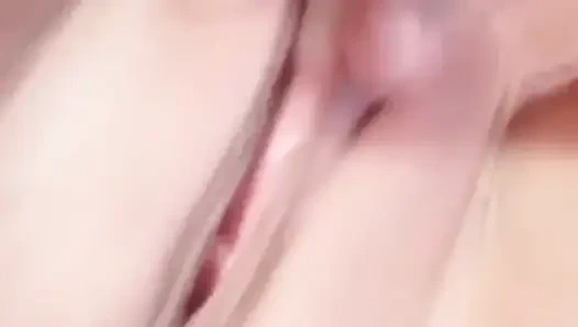 Azgın ateşli hatun herkes doluyken mastürbasyon yapıyor