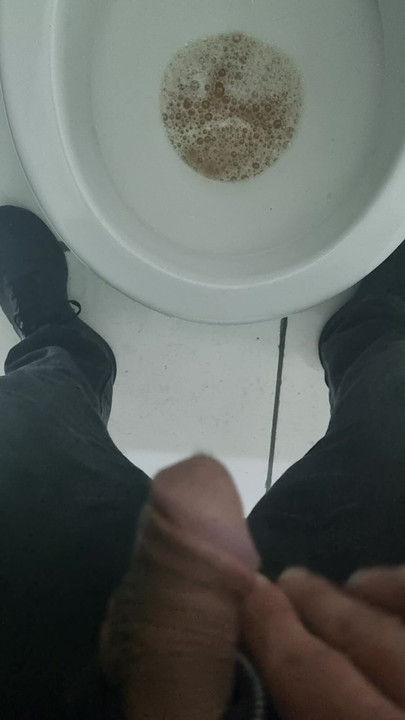 公衆トイレで小さなチンコ放尿