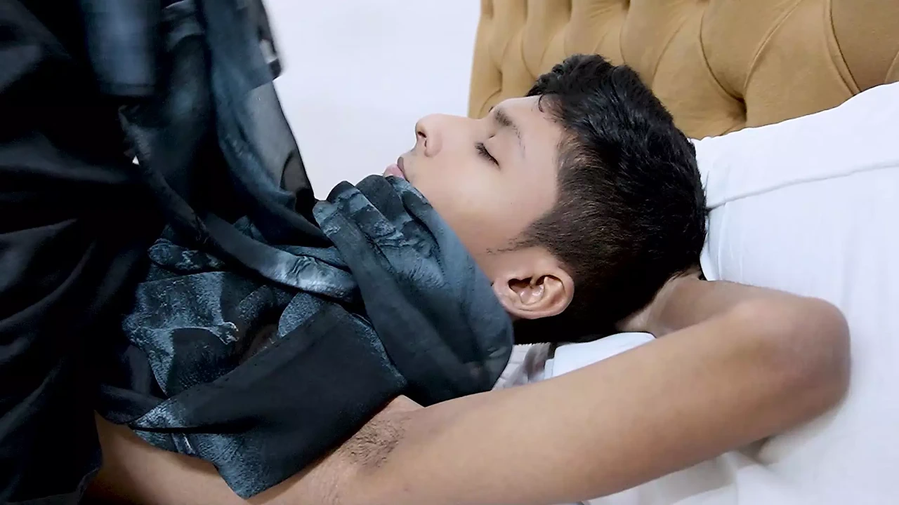 一个印度男孩学生独自来学习时操了他性感的老师