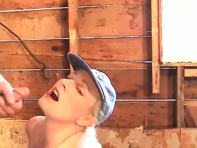 Obrovská děvka s kravskými kozami je ošukána a ošukaná mrdkou