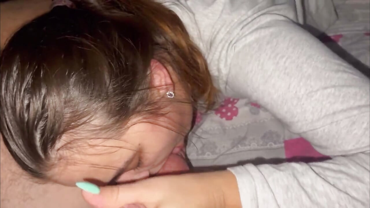 Üvey kız kardeşimle duş sonrası oral seks, gırtlağına kadar alma