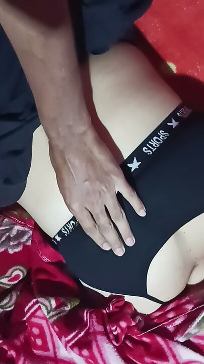 Desi bhabhi ki ghand me pani nikal diya desi bhabhi big brother chudai sexx video India sex video