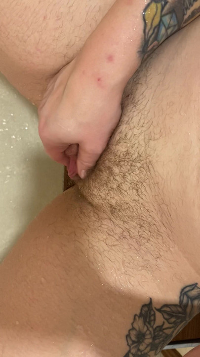Ftm แตดใหญ่ชักว่าวในห้องอาบน้ํา