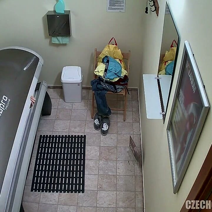Cehi Gay Solarium 20 armăsar slab tatuat se dezbracă și își expune bunurile
