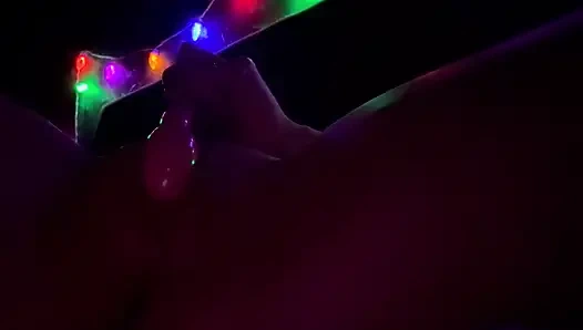 Нежная девушка ублажает себя розовой игрушкой