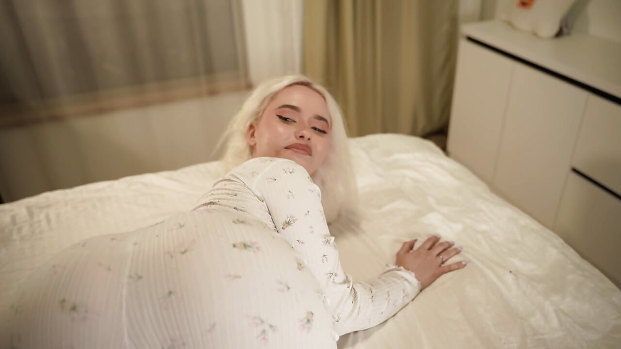 Une demi-soeur se retrouve constamment coincée dans les endroits les plus évidents pour déjà être baisée