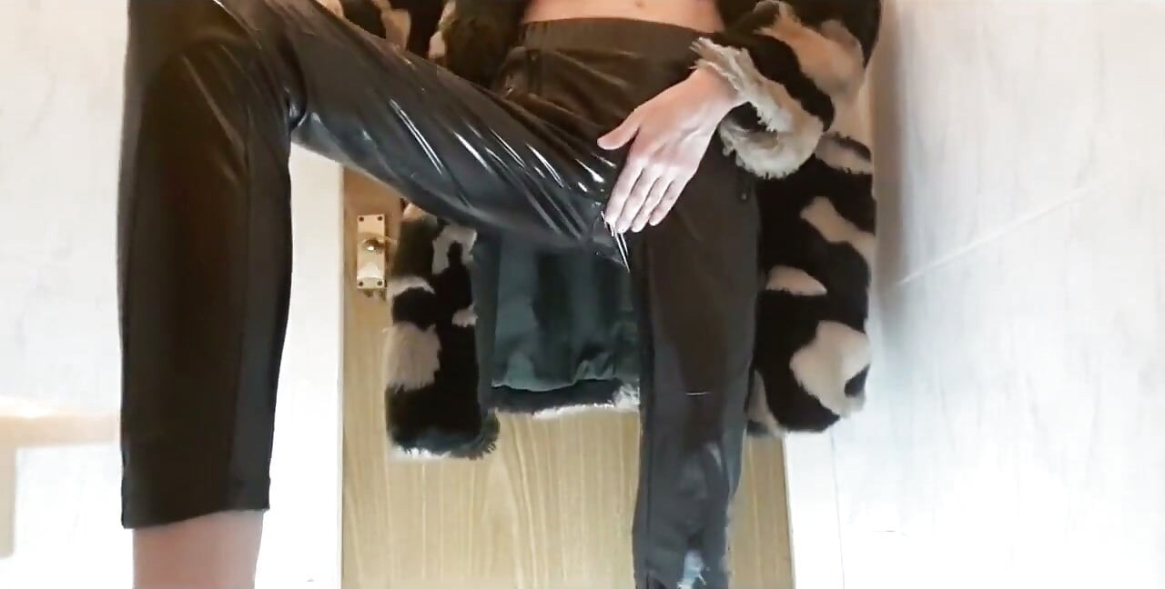 Quik Masturbation of Tracy at Friend's Toilet During Home Party.