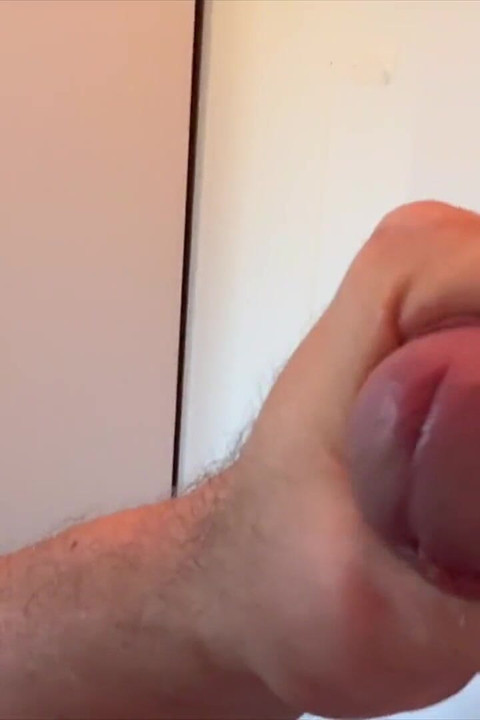 En nyfiken ung student utforskar Gloryhole för första gången