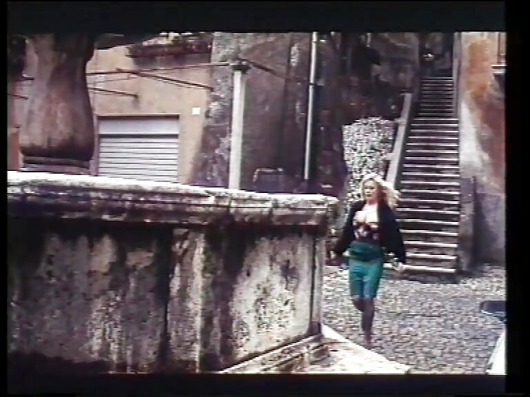 Блондинка-бомба Fantastica Moana смокче і катається на члені дико