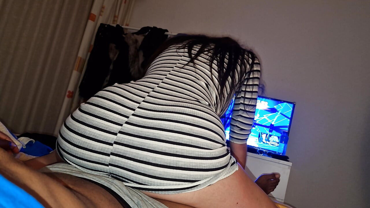 Eu como a melhor amiga do meu namorado às mãos na festa da faculdade
