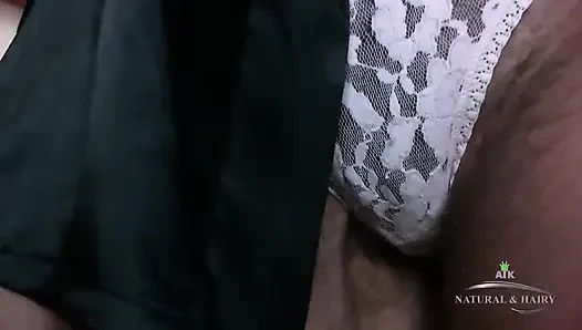 Волосатая играет