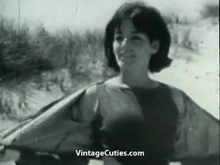 해변의 나체주의자 소녀의 날(1960년대 빈티지)