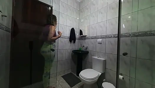 Hizmetçi banyoda kıyafetlerini değiştiriyor.