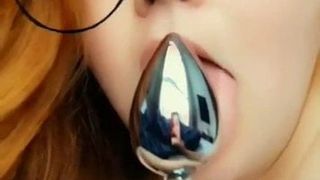 BBW joue avec un plug anal