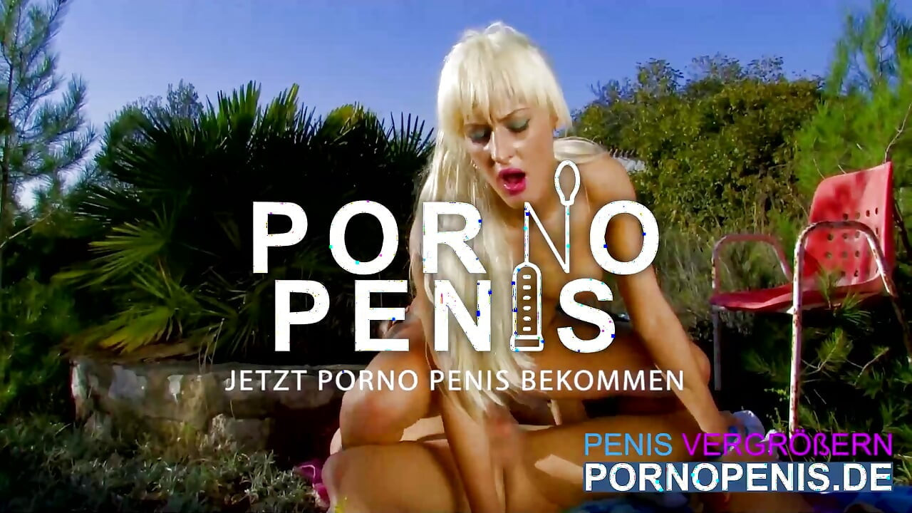 Blondes Babe, das trainiert, wird gehammert