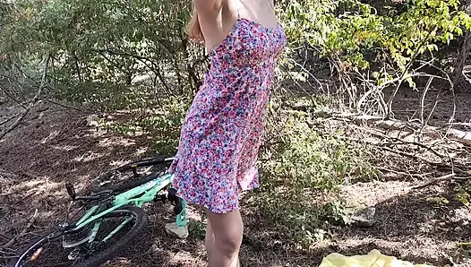 Un inconnu filme une fille sexy dans une jolie robe courte en train de se masturber dans la forêt